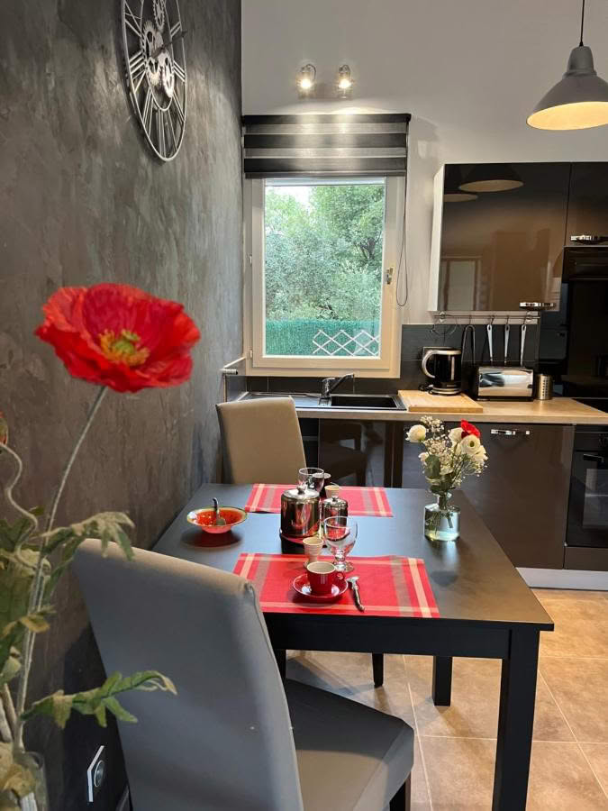 Cuisine location touristique et table à manger ambiance sobre, moderne et raffiné